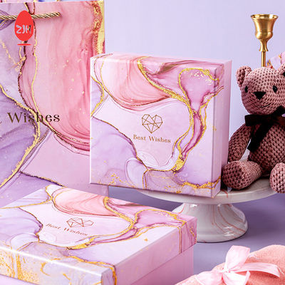 Коробка подарочной упаковки из картона с розовым пятном